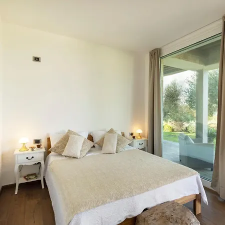 Villa Brightline 8, Emma