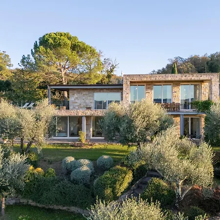 Villa Brightline 8, Emma Todi