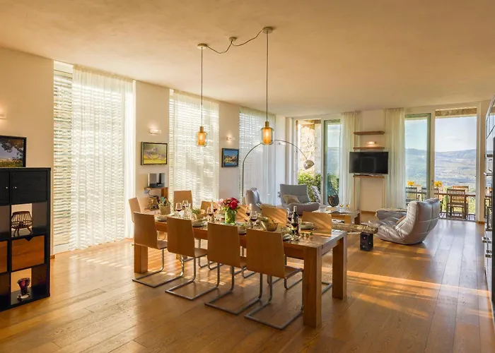 Brightline 8, Emma Villa