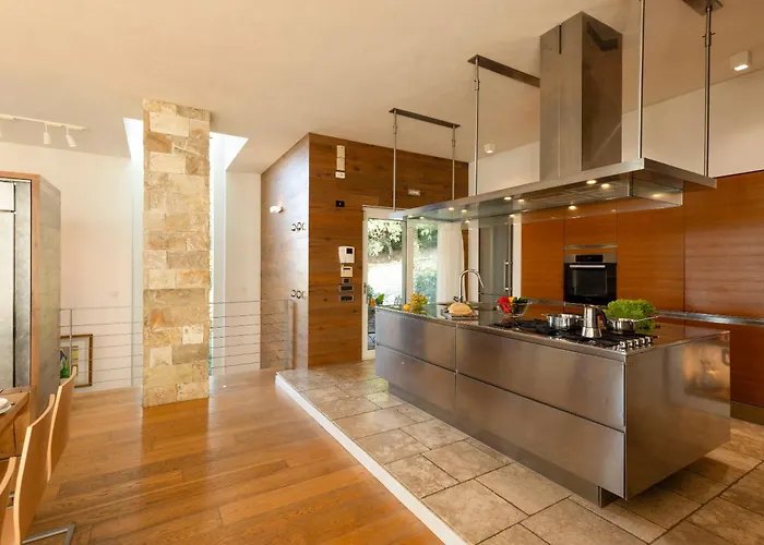 Brightline 8, Emma Todi