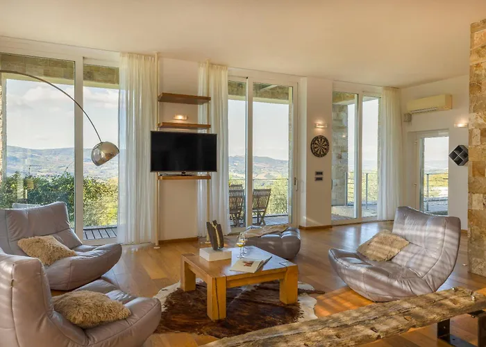 Brightline 8, Emma Villa