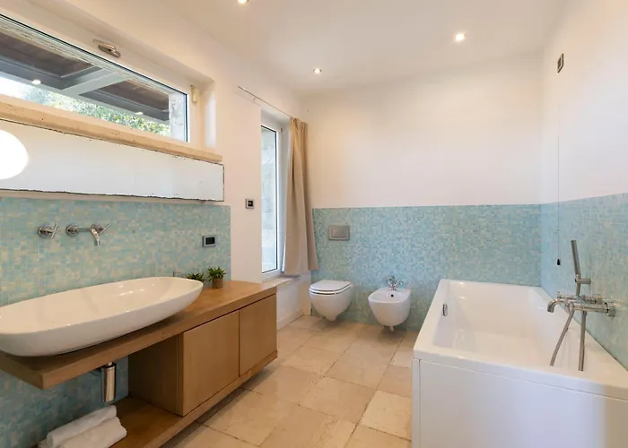 Villa Brightline 8, Emma Todi