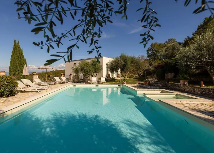 Brightline 8, Emma Villa Todi