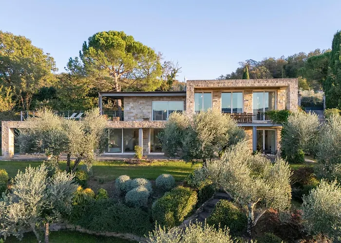 Villa Brightline 8, Emma Todi